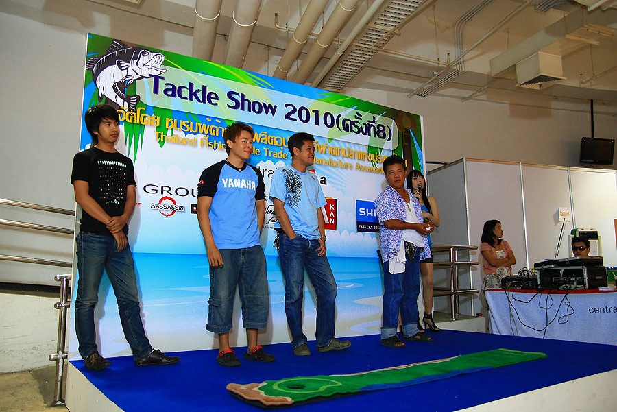 เล่นเกมส์สนุกๆครับจูงมือน้าเอกขึ้นเวที ชิงของรางวัล  :smile:

                     ......   ภาพนี้