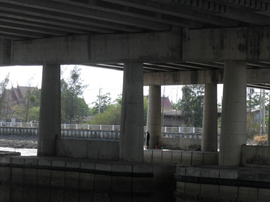 บรรยากาศใต้สะพาน ฟังเสียงรถวิ่งไปวิ่งมา :grin: :grin: :grin: :grin: