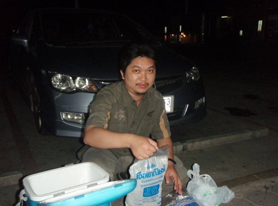 ถึงเมืองกาญจนบุรี และซื้อเสบียงไว้เตรียมออกเรือกันก่อนครับ    ( ทริปนี้มาออกเรือกับน้อง Kennie 6731 