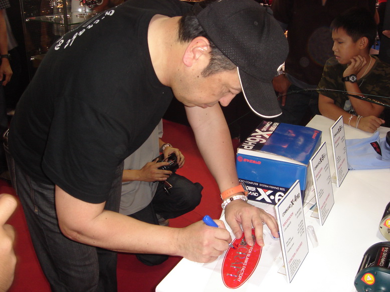 Mr. KAWASAKI ซัง... เทพ G-CRAFT และ Bassart ก็มาร่วมงานนี้ด้วย กำลังเซ็นต์เช็ค ให้ผมด้วย...  :laughi