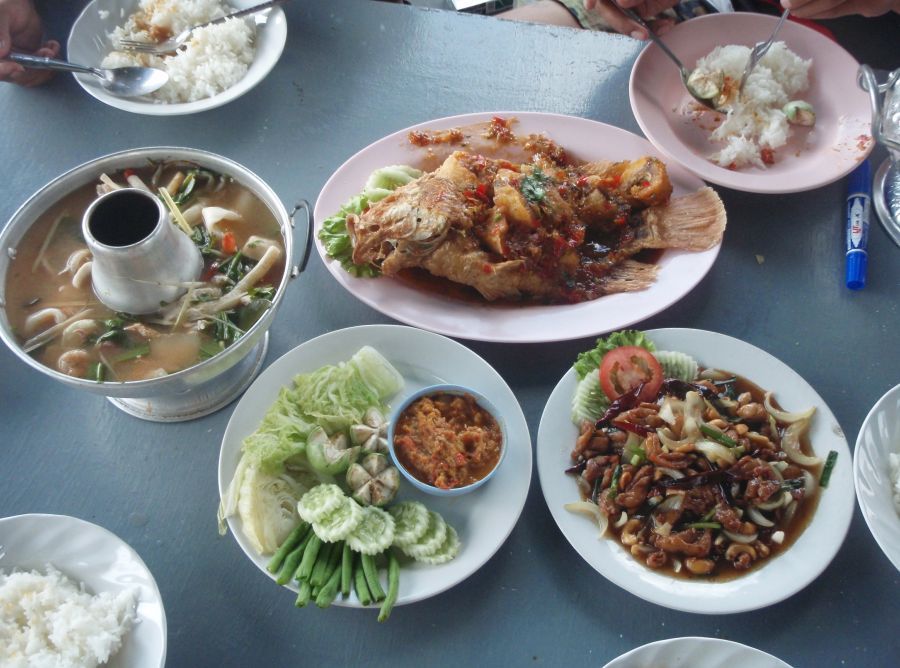 กลับมาถึงแพก็พบกับข้าวแสนอร่อย ฝีมือพี่ทรงวิทย์ครับ   :cheer: :cheer: :cheer: :cheer: :cheer: :cheer