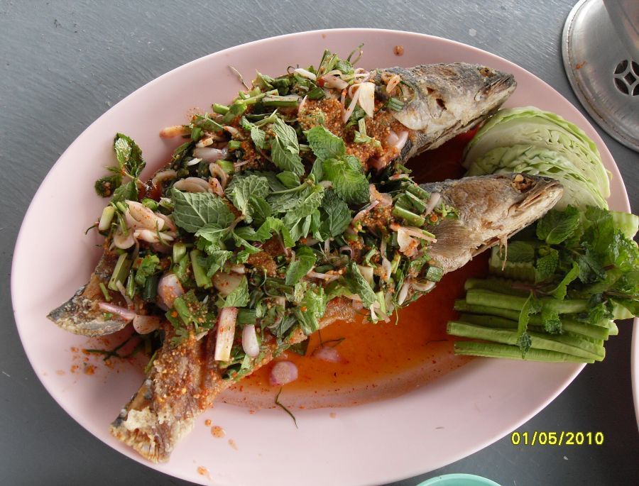 มีเมนูพิเศษจากพี่ทรงวิทย์ด้วยครับ  ลาบปลาชะโดครับ  ( อร่อยมากครับ ) :cheer: :cheer: :cheer: :cheer: 
