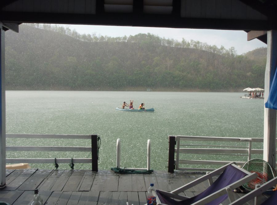 จากนั้นก็เปลี่ยนบรรยากาศท่ามกลางสายฝนบ้างครับ   :cheer: :cheer: :cheer: :cheer: :cheer: :cheer: :che