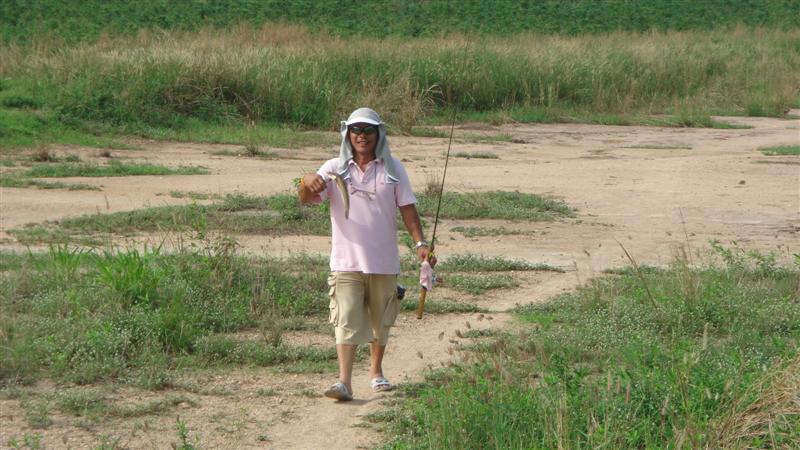 เดินแยกกันไปคนละทิศละทาง......ผมไปได้พักเดียวทนร้อนไม่ไหวกลับมารอที่รถ

ซักพักเห็นพี่เล็กเดินโผล่อ