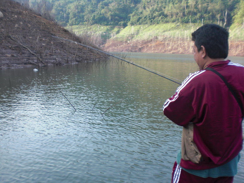 นั่งเรือไม่ถึง 5 นาที  ไต๋ก็พาเข้าหุบแรกก่อนเลยครับ    :smile: :smile: :smile:

น้าเร๊ด  กับผม  ก็