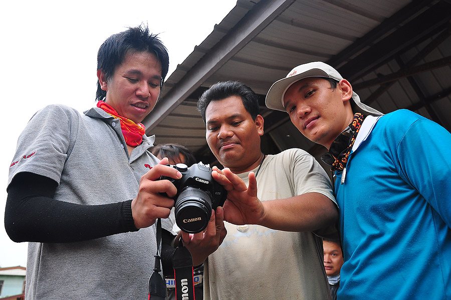 อ๋อ..........น้ามาดกำลังสอนเรื่องการถ่าย