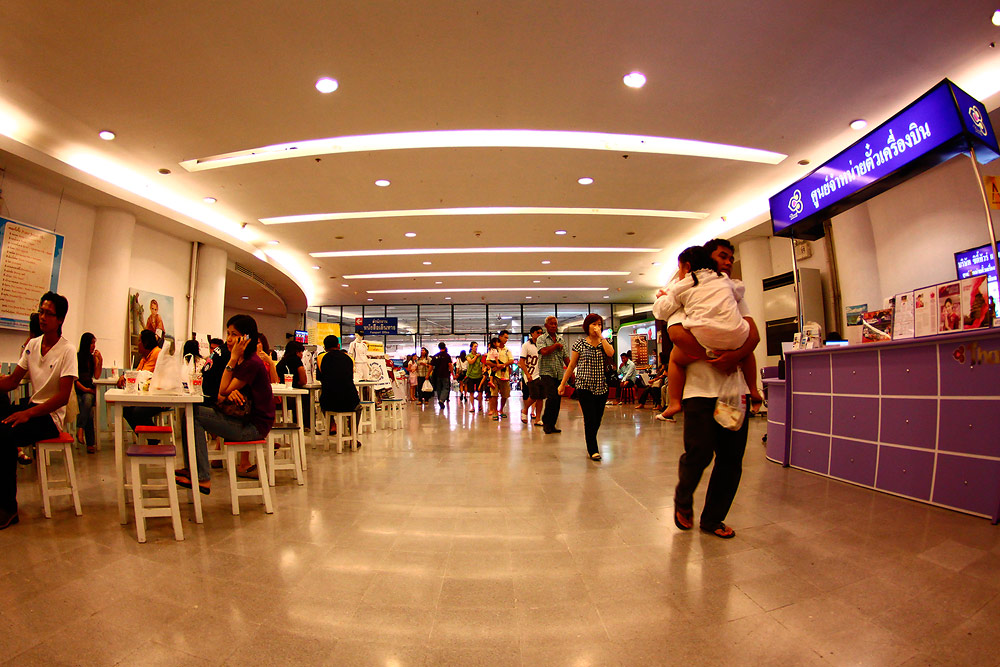 เดินย้อนออกมาทางเข้า