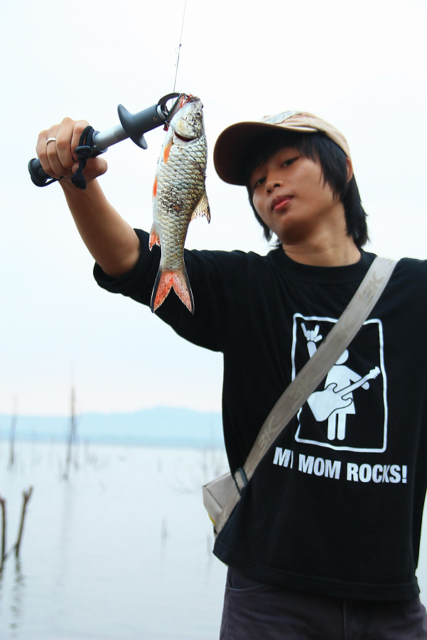 คนได้ปลาสามคนแรก เป็นขบวนการ 3 ม.   มา