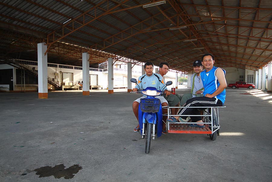 ปิคอัพสามคันถูกนำไปจอดฝากอยู่ในค่