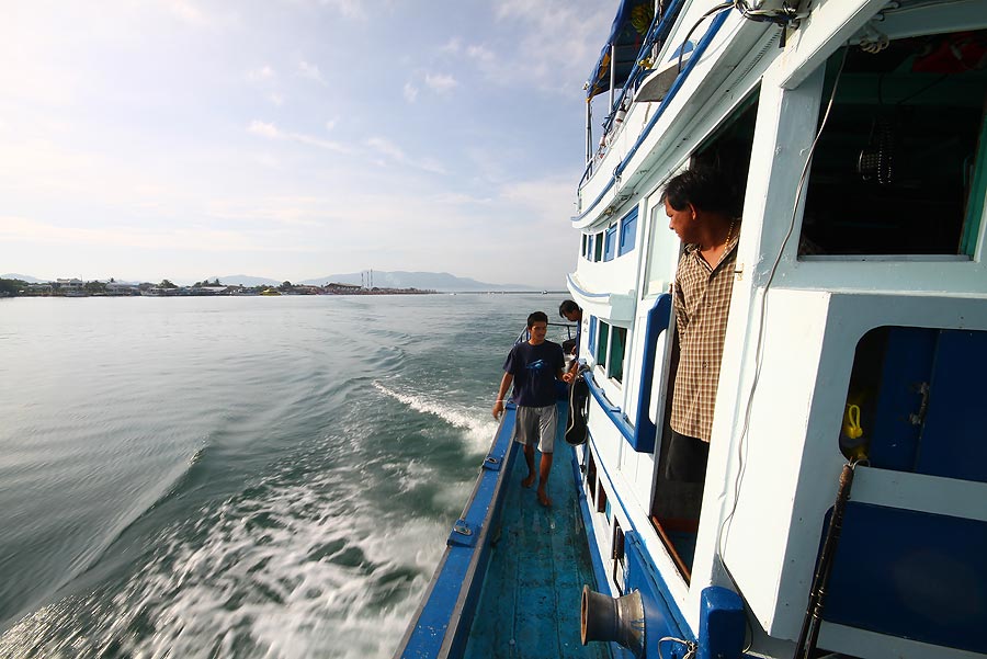 ขนของลงเรือเรียบร้อย............ก็ออกเดิน