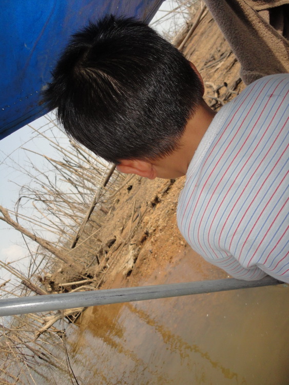แดดไล่ เราไม่มีที่เล่น บนเรือยังพอ