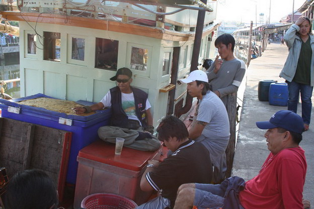 

                        ตัดภาพมาที่ท่าเรือคลองน้ำเชี่ยว จ.ตราด    สมาชิก   ขนอุปกรณ์ลงเรือไต๋จั่