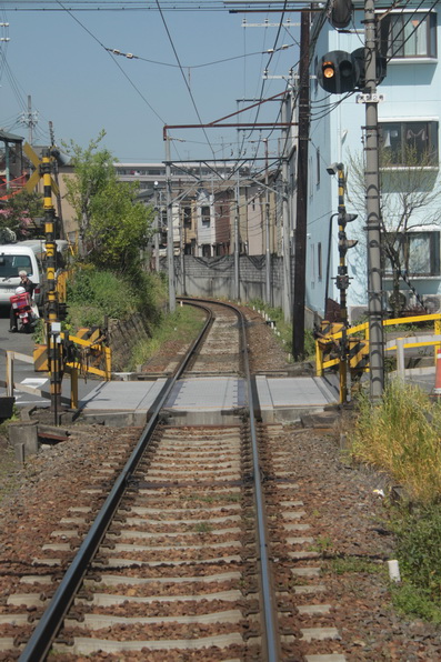 ทางรถไฟจะวิ่งผ่านชุมชน มีทั้งรางเดี่ยว