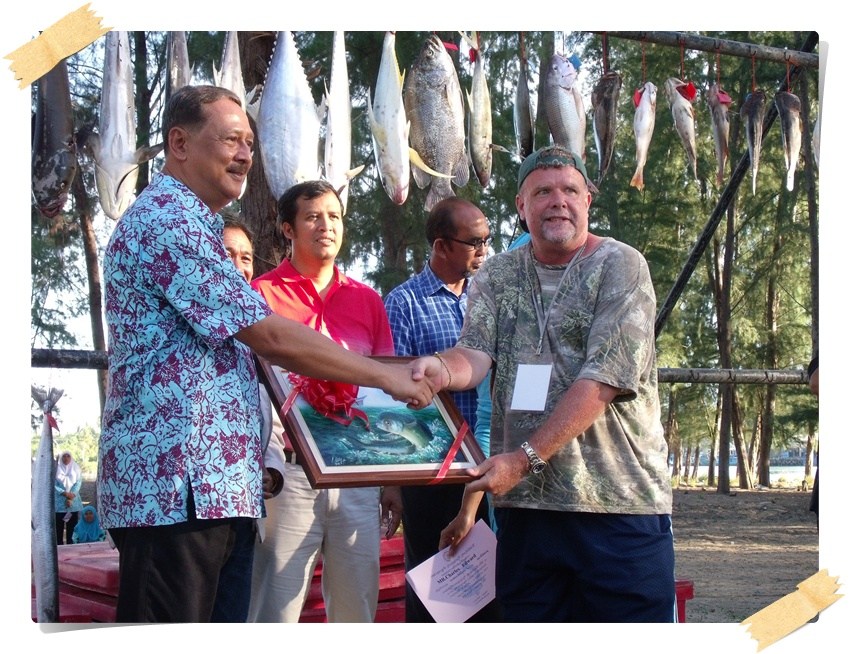   รางวัลรองชนะเลิศอันดับหนึ่งปลาอีโต้มอญ

     คุณ                                    ทีมเทศบาลนรา