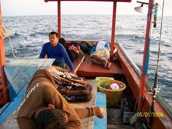 สภาพของวันแรก ออกเรือตอนตี 1 หาหมึกได้ 1 ตัว แต่โดนคลื่นแตะก้นตลอดคืน สมาชิกเลยอยู่สภาพแบบนี้แหละครั