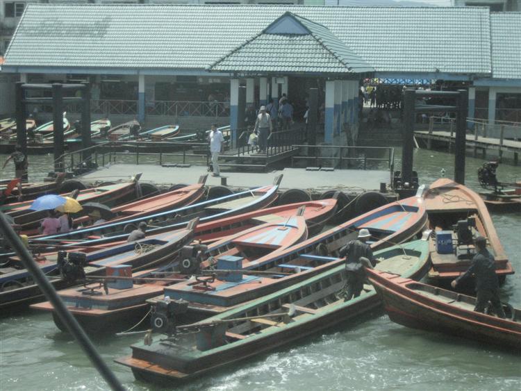  :grin: ท่าเรือที่จะพาข้างไปยัง เกาะสอง 