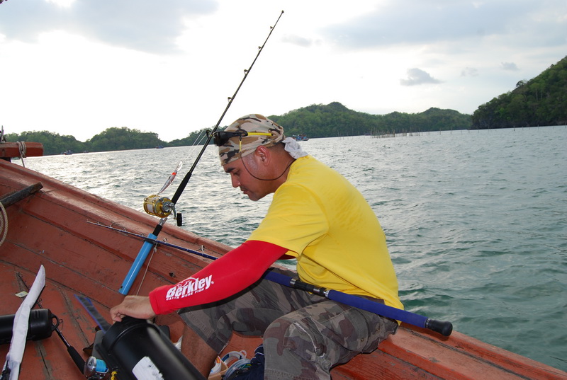 - ทีมครูเบ็ดเป็นทีมสุดท้ายที่ออกจากท่าเรือ จึงไม่มีรูปบรรยากาศก่อนลงเรือ หรือพิธีเปิด
- น้าต้นหลิวก