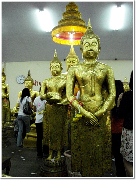 มาต่อเรื่องราวกันคับ...

นักเดินทาง..แสวงบุญหลายคณะ เรียงราย..เข้ากราบกราน บ่นภาวนาตามแต่ต้องการ"