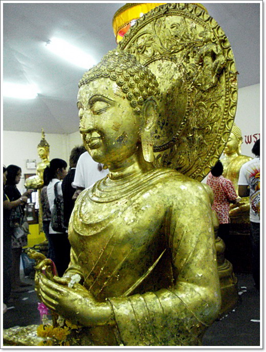 ในห้องหับนี้ รวบรวมพระพุทธรูปไว้หลายปาง มากมาย...

แปลกตา...สำหรับคนพลัดถิ่น!!   :grin: :grin:

