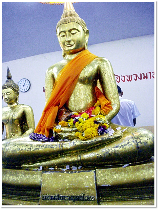 เกือบเย็น  ผมหลงใหลกลิ่นธูปเทียน  ค่อนไปทางนานเน!!!

สำหรับคนไกล การมาถึงต้อง..."เสพ"  ให้เข้าถึ