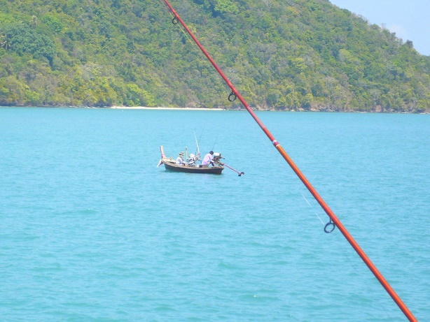 ซูมหน่อย....แหงะ...เรือตกปลาทำไมมาอยู่ตรงนี้อ่ะ....อันตรายนา นั่นมันตำแหน่งตะกั่วลงเลยน๊ะ เสียวแทนเล