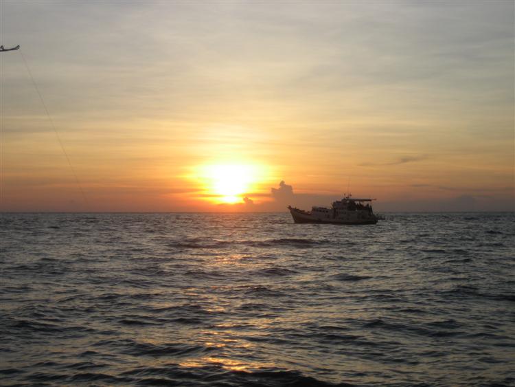  :grin: เรือของเพื่อนอีกกลุ่ม ก็มาจอดตกใกล้ๆ เราครับ.....