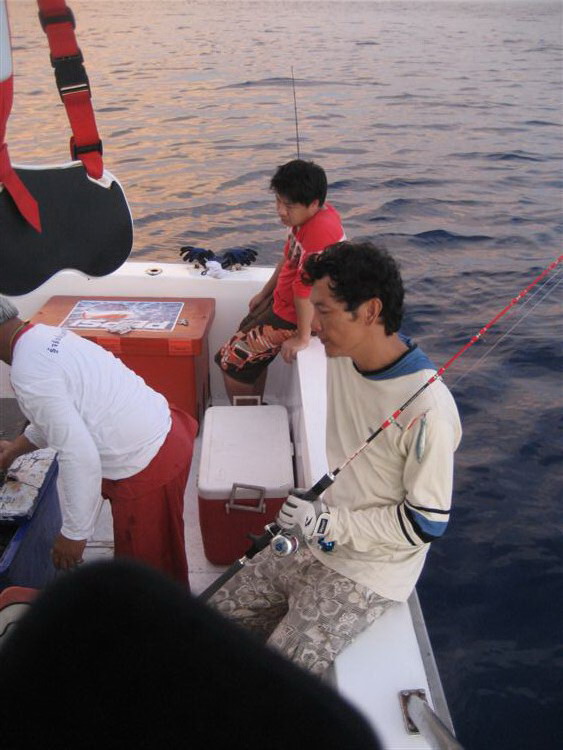  :grin: หลังเรือก็นั่งพักเหนื่อยกันครั