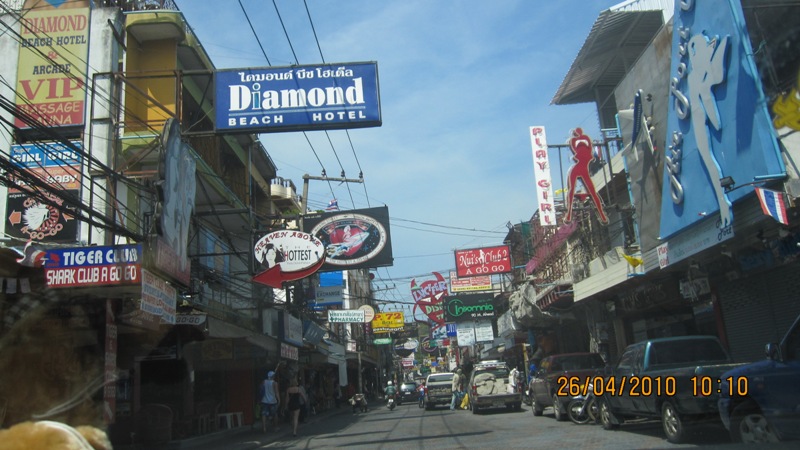 ขับตรงไปตามถนนมุ่งหน้าไปทางพัทยาใต้เลยครับ ตรงไปเรื่อยๆก็จะถึงท่าเรือบาลีฮาย
