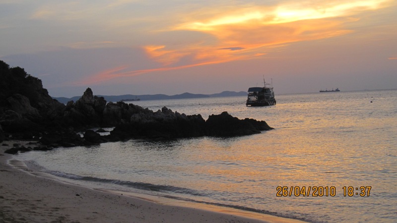 โขดหินที่หาดตายายครับ 