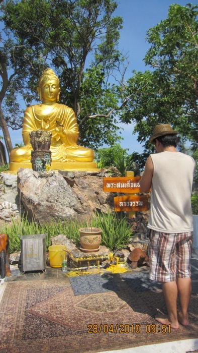 ขึ้นมาไหว้พระกันนะ มีสำนักสงฑ์บนเกาะครับ วิวข้างบนสวย มาไหว้พระเป็นสิริมงคลด้วย