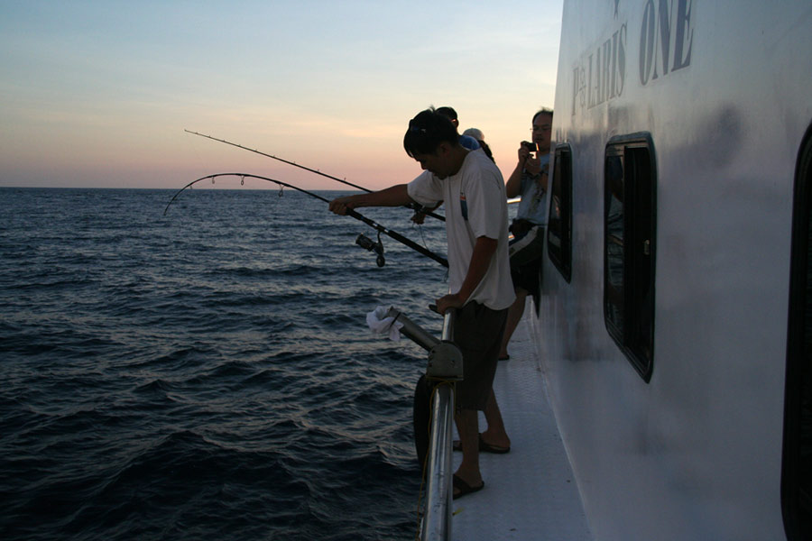 ด้านกาบซ้ายเรือน้าก่อกิจ สงสัยจะโดนของใหญ่อีกแล้วมีเถียงๆ :laughing: :cheer: