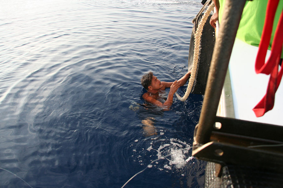 สักพักไต๋เรือลำที่เห็นนั้นก็เข้ามาเทียบ คาดว่าเป็นเจ้าของซั้ง ตัวปัญหานี่เอง...มาแล้วก็ช่วยดำน้ำลงไป