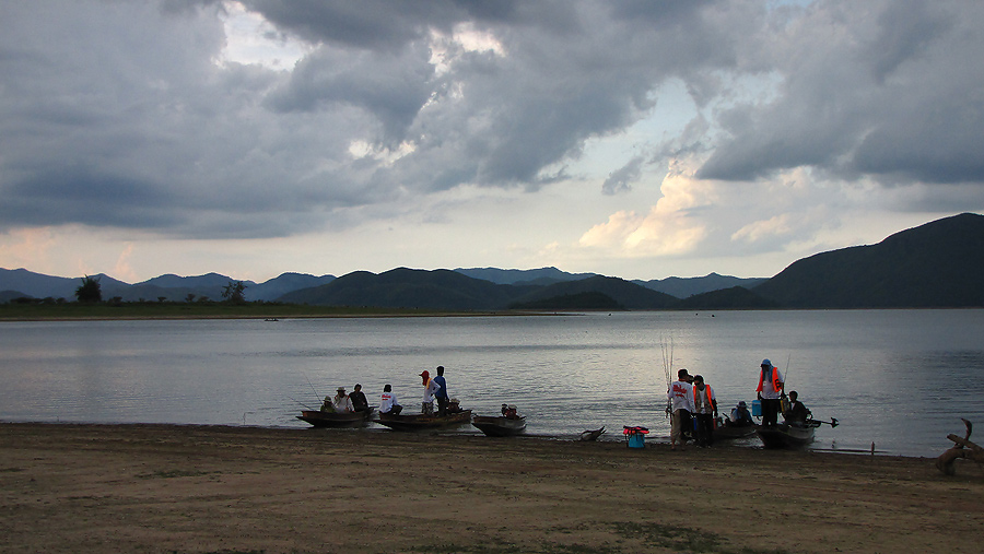
   แล้วเรือหางยาวก็กลับกันเข้ามา..................เรื่อยๆๆ