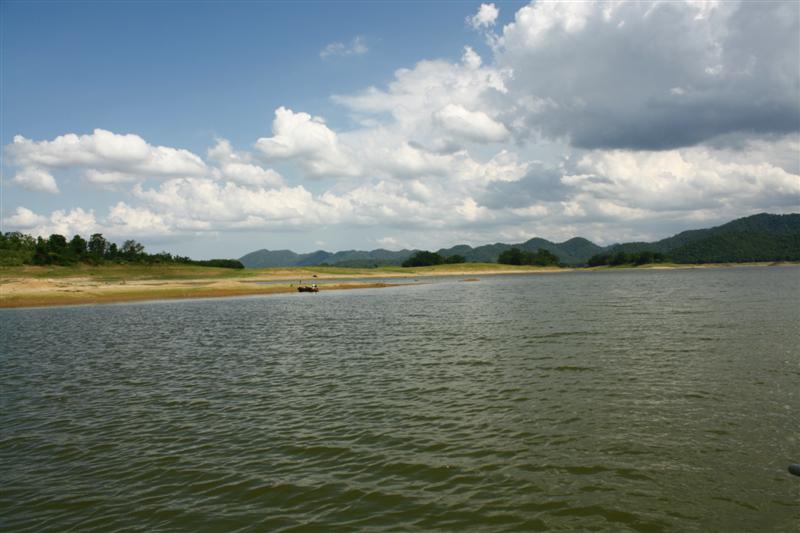  หมายอยู่ข้าง หน้า ตี เลาะ ริมฝั่ง ตลิ่ง คงมี ตัว  :smile: