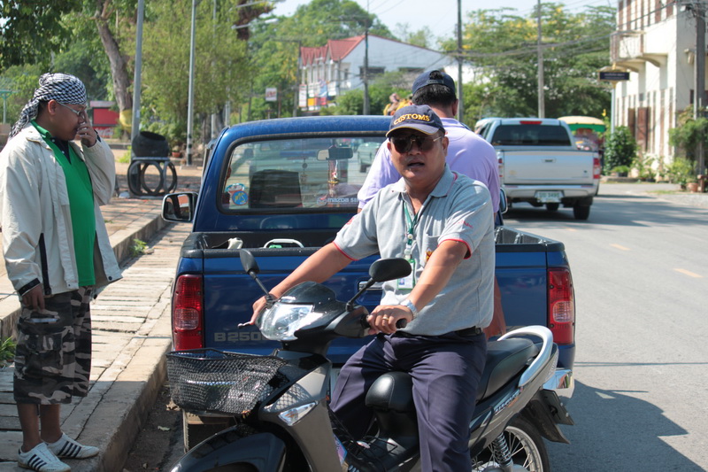 จุดระดมพลครับ ส่วนบุคคลที่สี่ที่โผล่มาไม่ใช้ใครที่ไหนครับ หัวหน้าหน่วยเราเอง น้าสุวัตน์ครับ