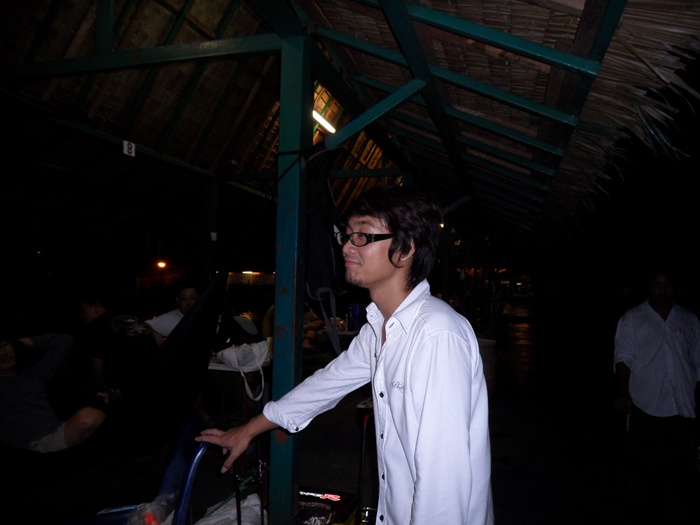 น้องอัพตอนไม่ใส่แว่นหล่อกว่าตอนใส่แว่นเยอะเลยนะ...เสียใจด้วยกับเรื่องแว่นทีตกน้ำนะครับ......