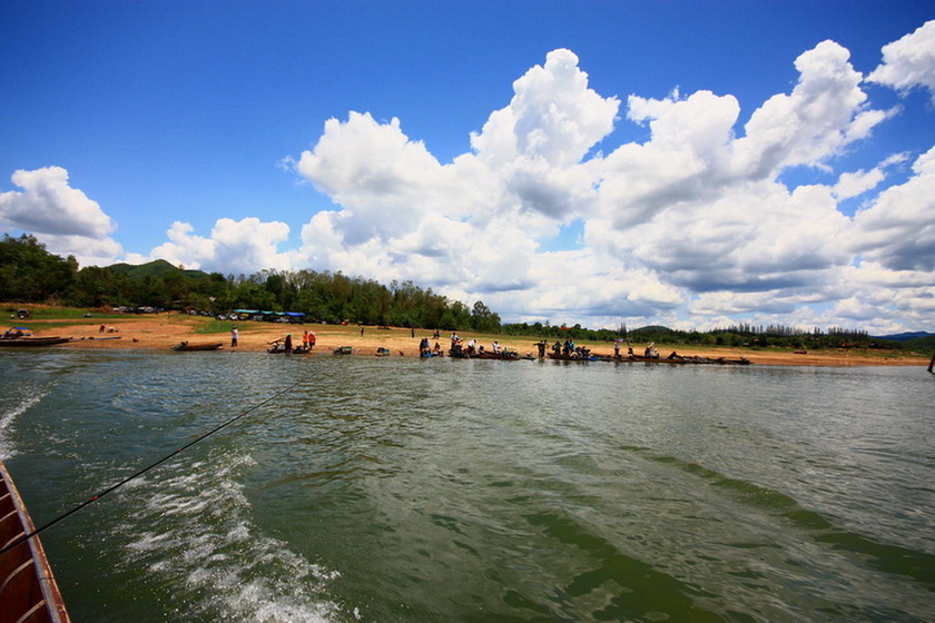 เพื่อนที่อยู่ บนฝั่ง ก็ทยอยตามกันมา ลงเรือ  :grin: :grin: :grin: 