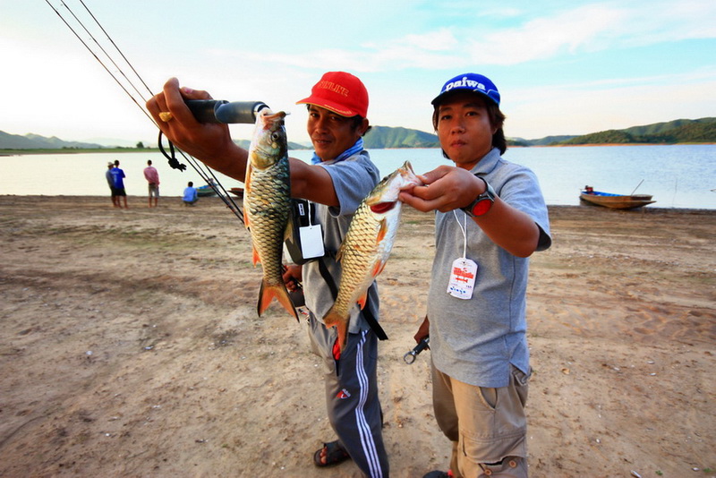 กลับขื้นฝั่งมา เจอน้าหนุ่ม และน้าเด๊ะ Action Lure บอกมาถึงแก่งแล้วคร้าบ  :grin: :grin: :grin:

หลั