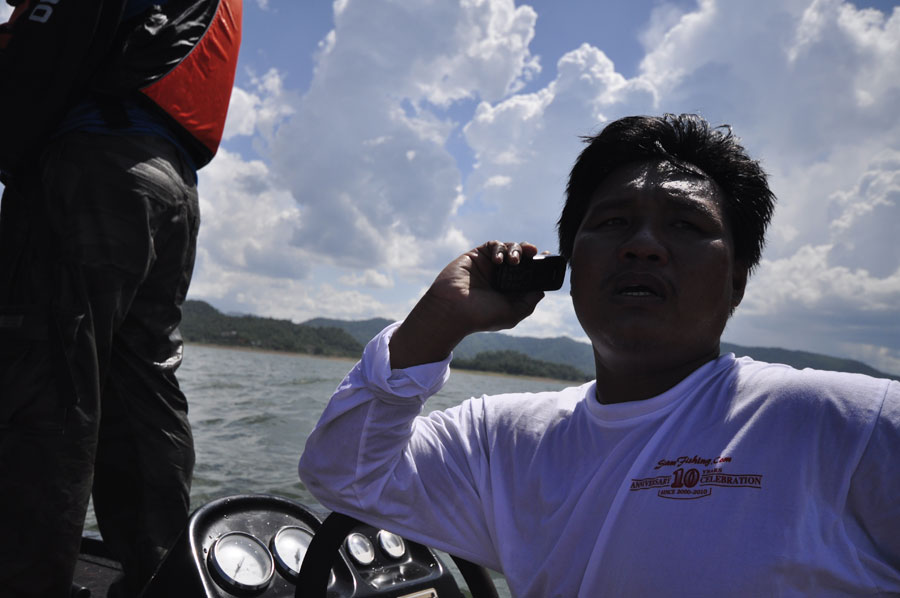 ตอนนี้เรือของเราเล็กเกินไป ที่ จะช่วยน้าๆทุกคนขึนมาได้หมดทุกคน  ช่างหลานเลยต้องโทรตามเพือนๆกันมาช่วย