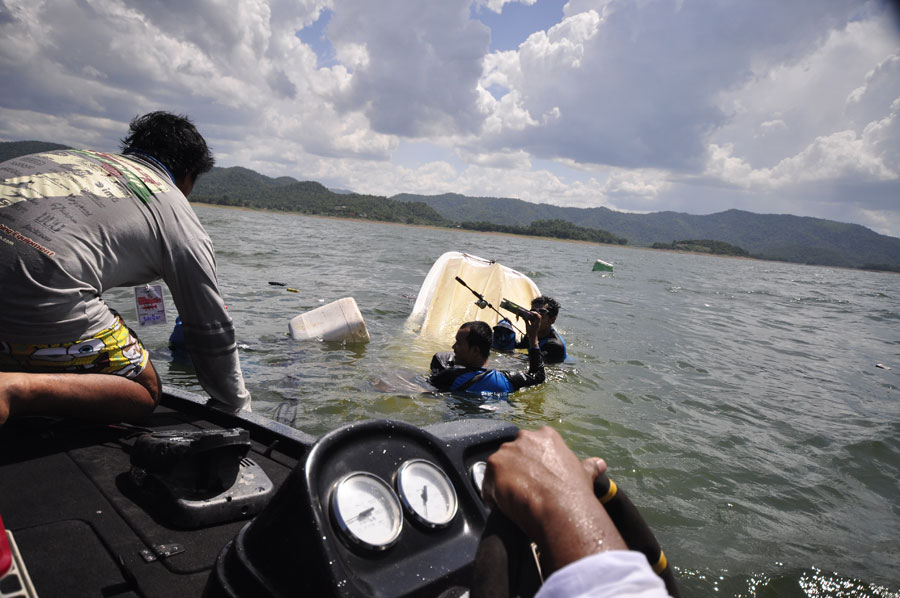 รูปนาทีฉุกเฉิน  เรือล่ม  ที่งานแก่งกระจานค่ะ