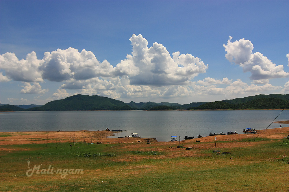 ยังไม่ถึงเวลา........เรือชาวบ้านยังไม่มา  มีแต่เรือเร็วจอดอยู่

   น้ำลดไม่มากเหมือนตอนจัดงานครั้ง