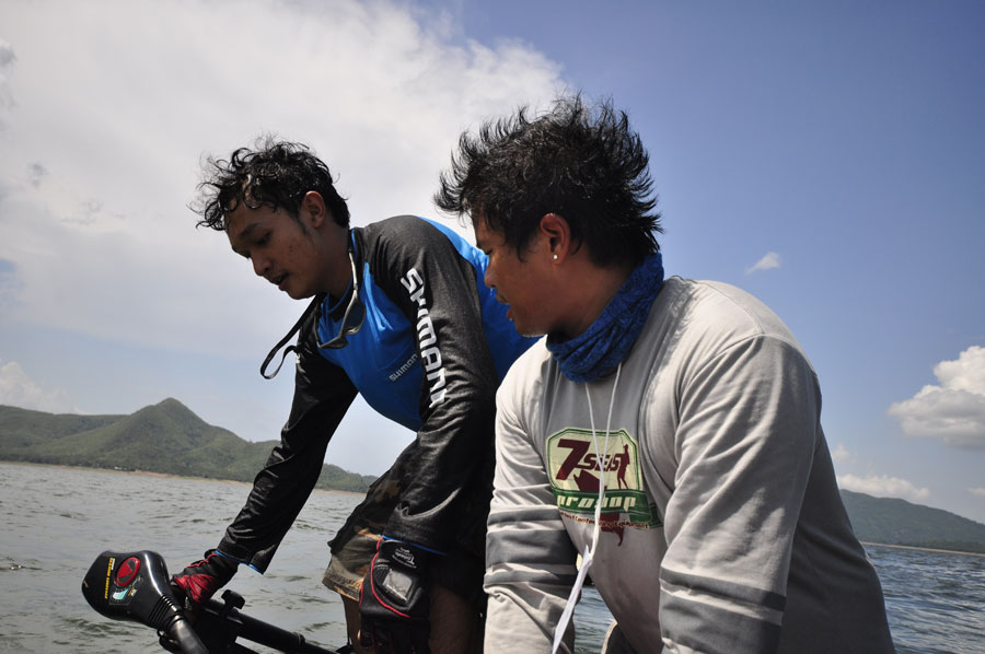เอาไงดี......จะโดดไปช่วยไปช่วย พยุงเรือที่กำลังจะจมดีไหม :smile: