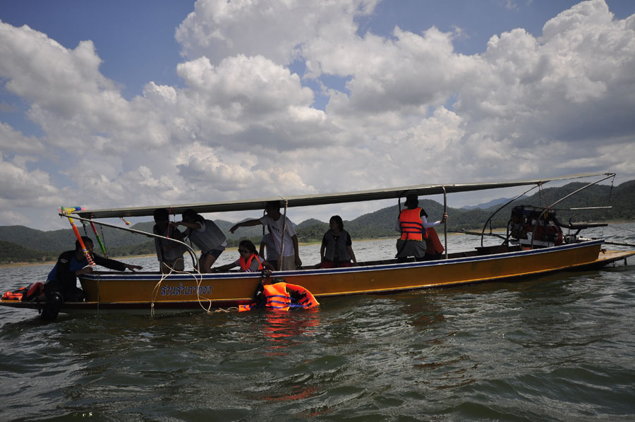 เรือสีขาวจมไปแล้วค่ะ  ถ้าเรือใหญ่ไม่มาคงจะแย่ :ohh: :ohh:
