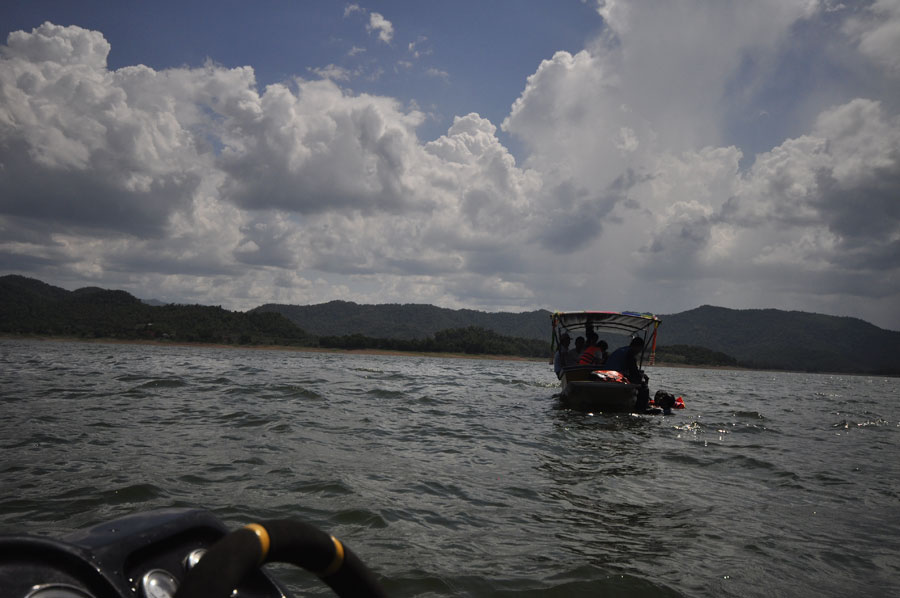 ตอนนี้เรือสีขาวจมลงไปเเล้ว  เเต่เชือกผูกเรือยังลอยอยู่  เลยผูกไว้กับเรือใหญ่ :smile: :smile: