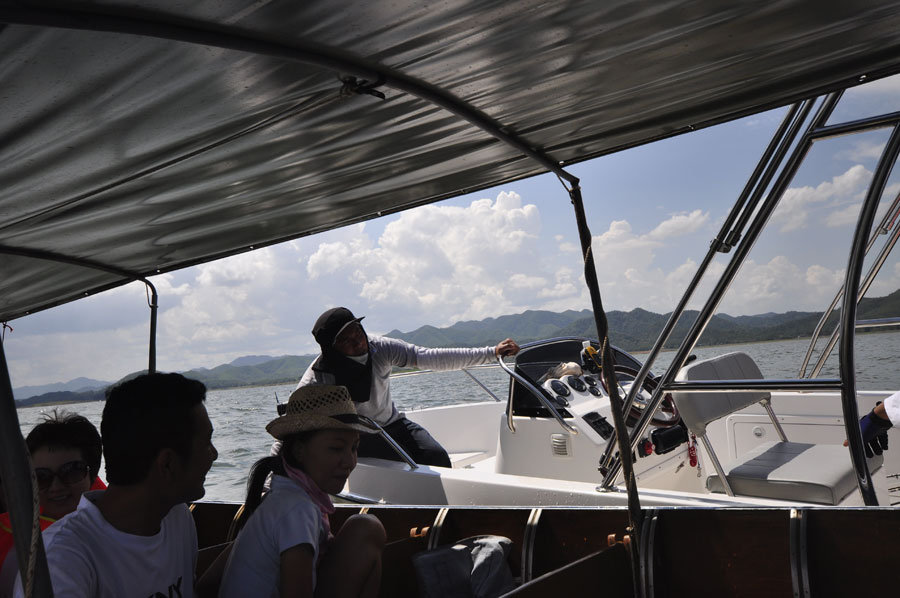แล้วก็มีเรือพี่สัก  ที่ช่างหลานโทรไปขอความช่วยเหลือ มาช่วยอีกลำเเล้วค่ะ :smile:
