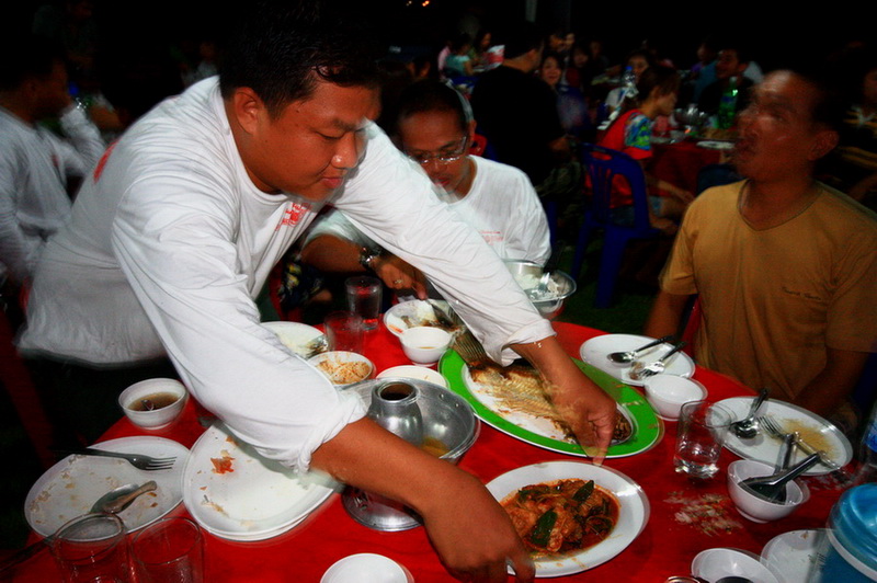 น้าอ๊อด... สุพัฒน์ คงขำ บอกตรูไม่น่ามั่งนั่งโต๊ะนี่เลย   :laughing: :laughing: :laughing: