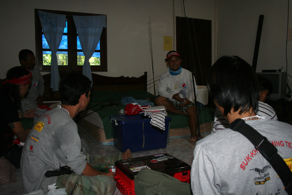 ที่หลบร้อน...ครับ....เย็นเหมือนห้องแอร์เลยครับ.........
 :laughing: :laughing: :laughing: :laughing