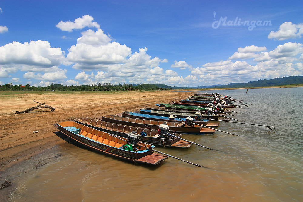 เพียบเลยครับ เรือชาวบ้านวันนี้ ... เราจะได้นั่งลำไหนหน๊อ  :grin: