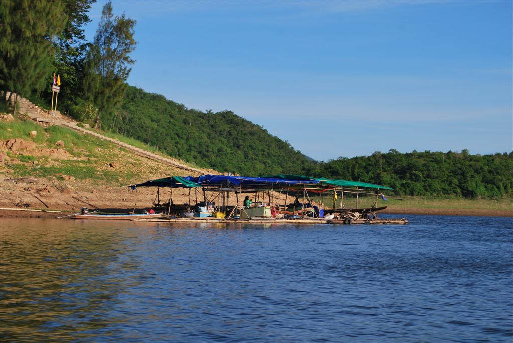 



ร้านก๋วยเตี๋ยวหน้าวัดครับ...เพื่อนๆใช้บริการ...เพียบ