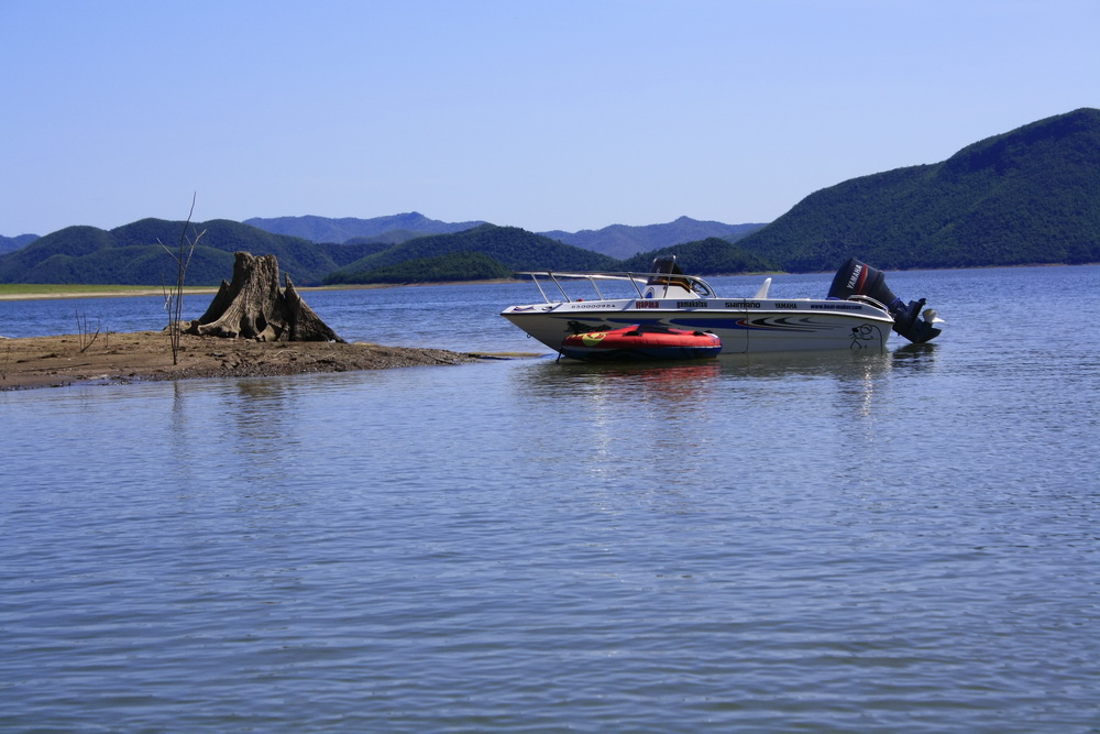 เรือใครไม่ทราบ สวยมากครับ ((ท่านฐิติ แอบไปถ่ายมา)) :cheer: :cheer: :cheer: